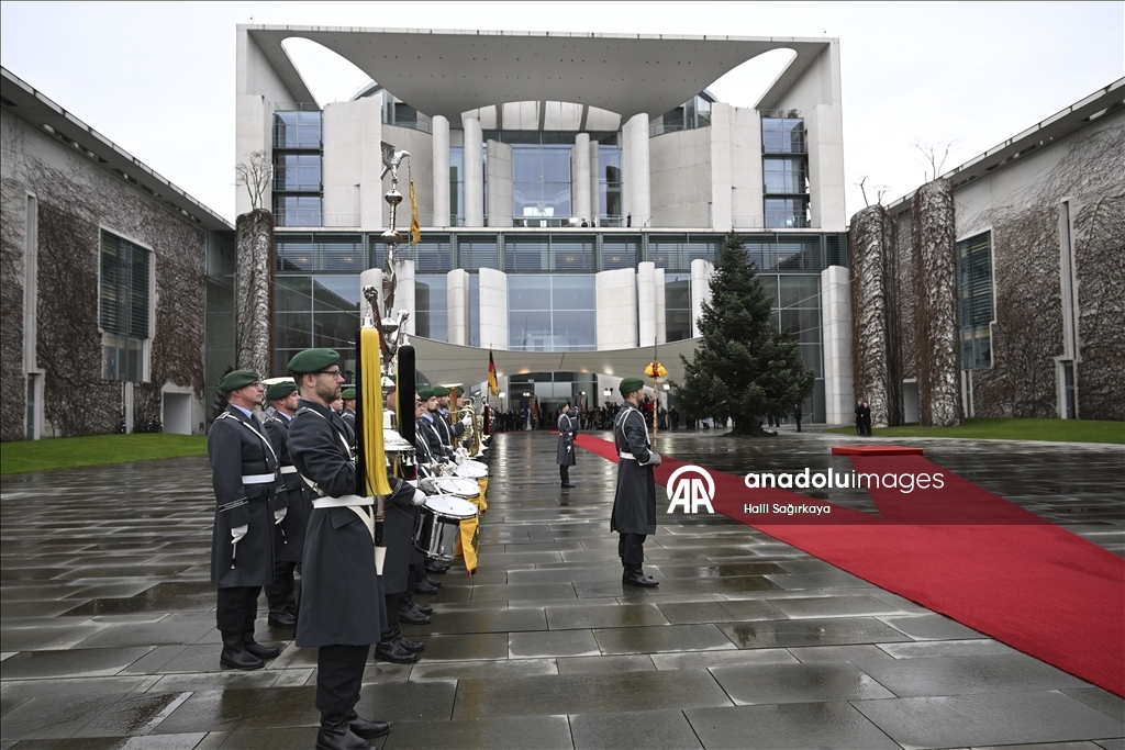 Немецкие солдаты участвуют в официальных церемониях