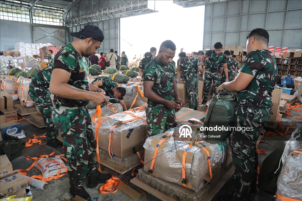 В Индонезии Национальные вооруженные силы доставляют гуманитарную помощь пострадавшим от наводнения