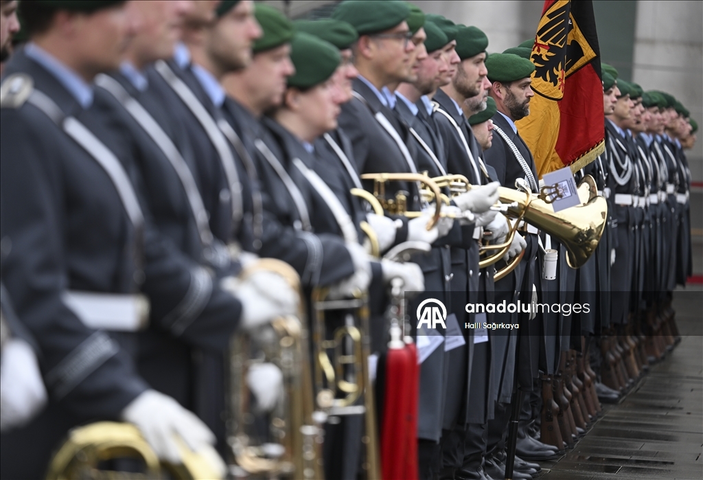 Немецкие солдаты участвуют в официальных церемониях