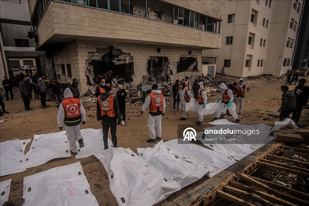 Продолжаются работы по извлечению тел палестинцев, которые были похоронены на территории больницы Шифа