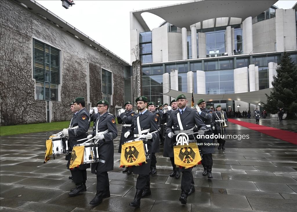 Немецкие солдаты участвуют в официальных церемониях