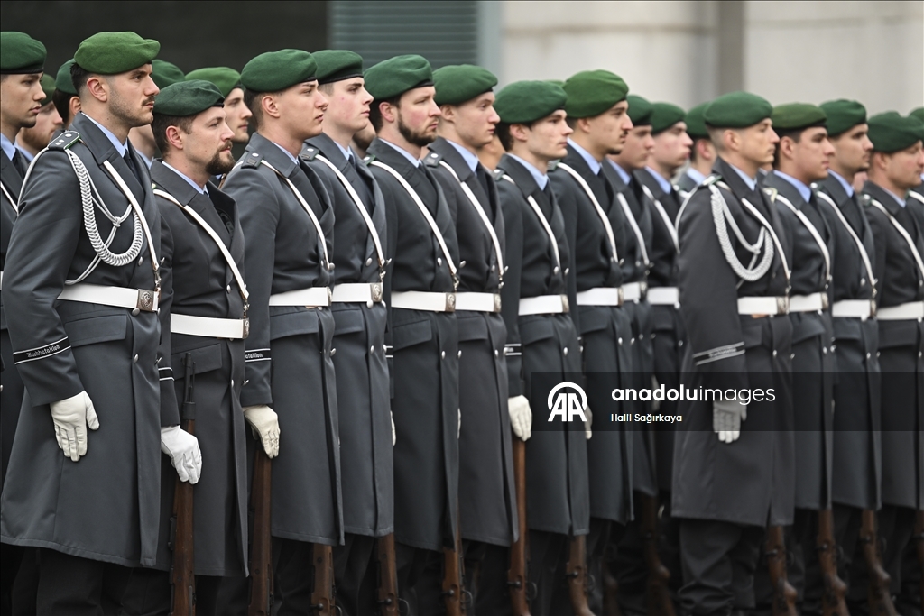 Немецкие солдаты участвуют в официальных церемониях