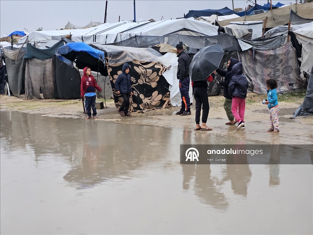 В Газе из-за проливных дождей палатки палестинцев оказались под водой