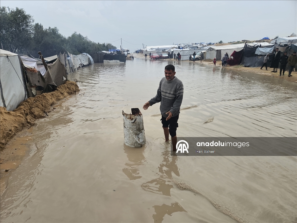 В Газе из-за проливных дождей палатки палестинцев оказались под водой