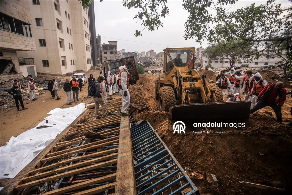 Продолжаются работы по извлечению тел палестинцев, которые были похоронены на территории больницы Шифа