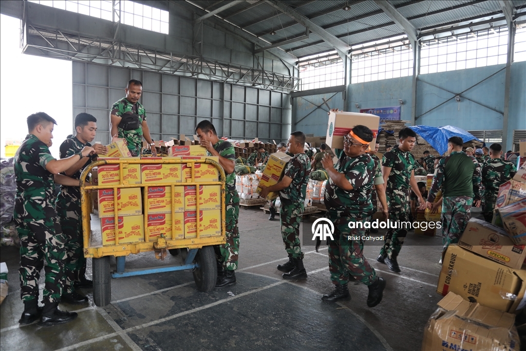 В Индонезии Национальные вооруженные силы доставляют гуманитарную помощь пострадавшим от наводнения