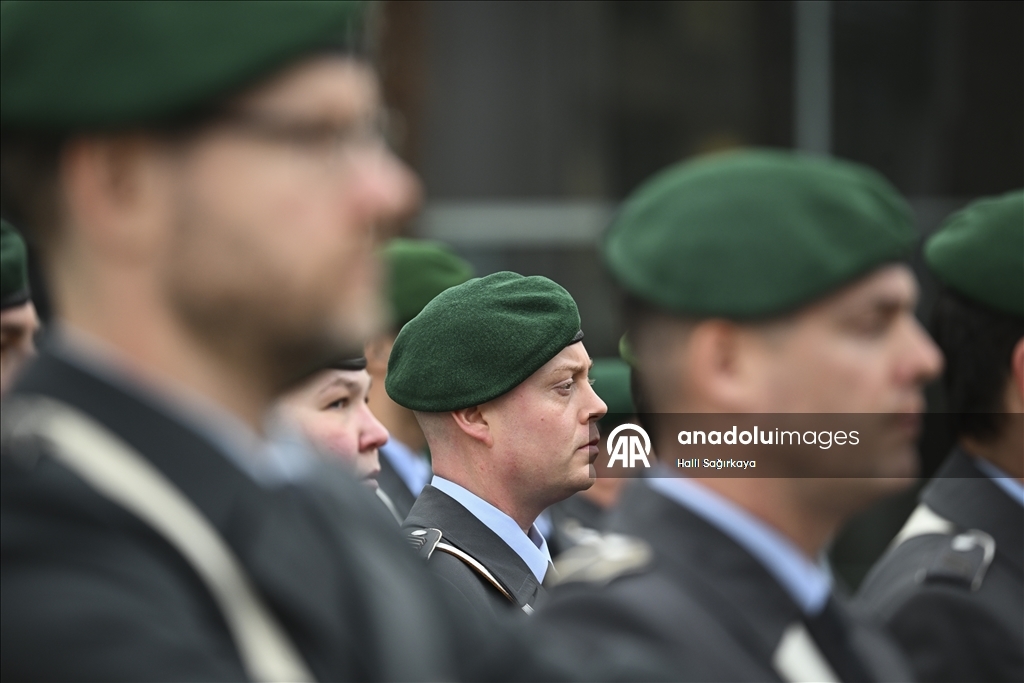 Немецкие солдаты участвуют в официальных церемониях