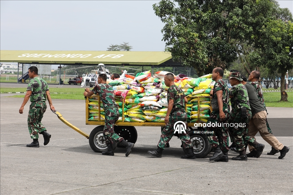 В Индонезии Национальные вооруженные силы доставляют гуманитарную помощь пострадавшим от наводнения