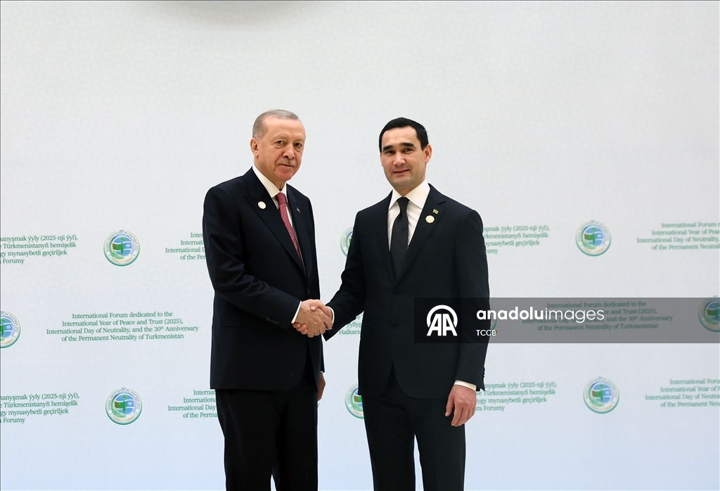 Сердар Бердымухамедов приветствовал Реджепа Эрдогана в Ашхабаде перед форумом мира и доверия