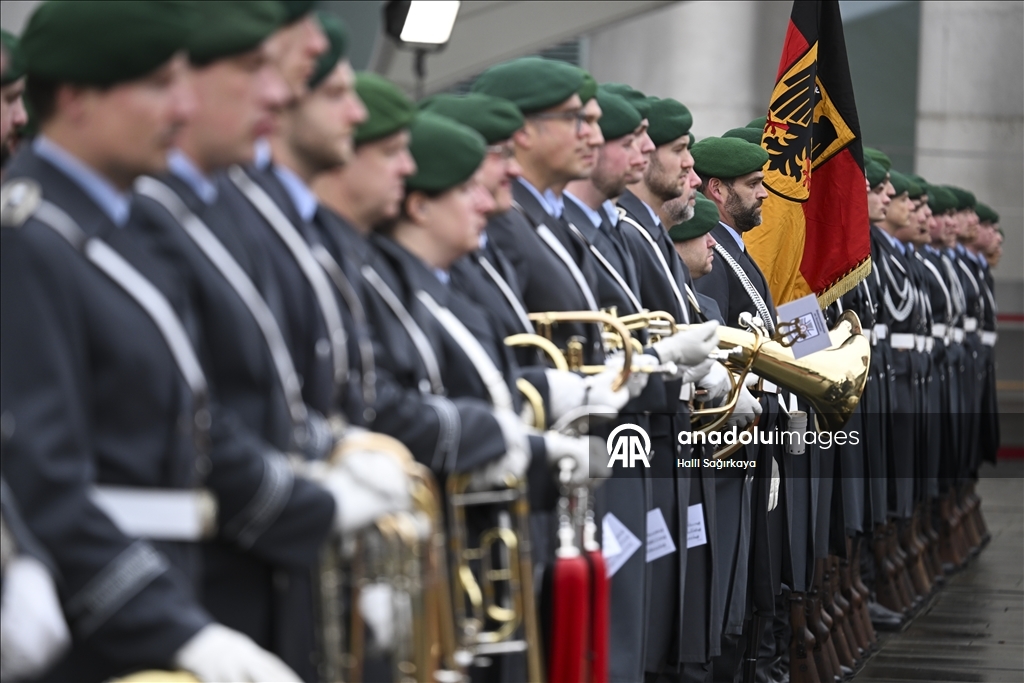 Немецкие солдаты участвуют в официальных церемониях