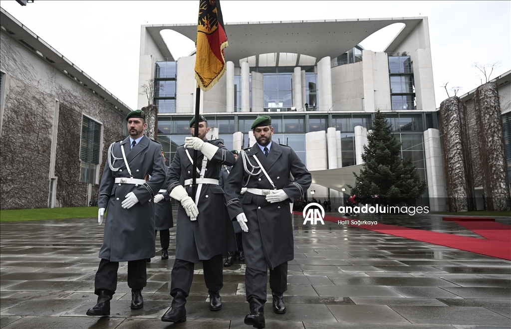 Немецкие солдаты участвуют в официальных церемониях