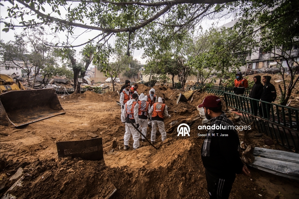 Продолжаются работы по извлечению тел палестинцев, которые были похоронены на территории больницы Шифа