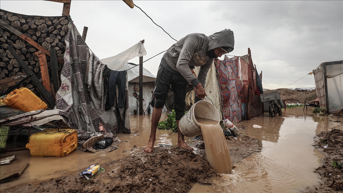 Şiddetli yağış nedeniyle Gazze Şeridi'nde çadırlar su altında kaldı