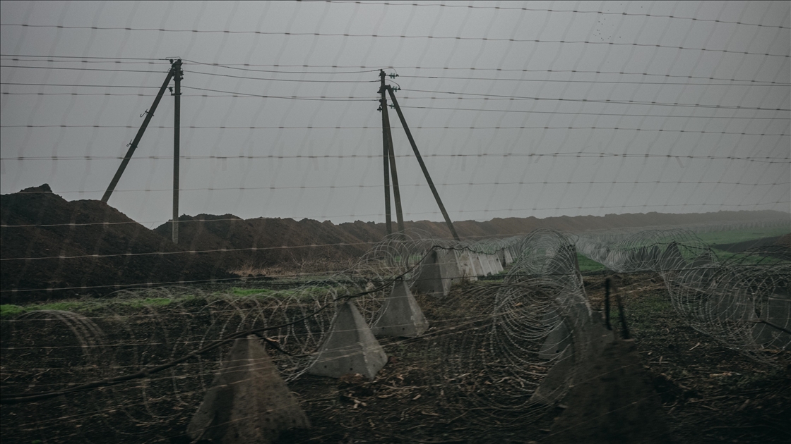 Donbas’ta drone tehditlerine karşı yollara ağ kaplı tüneller kuruldu