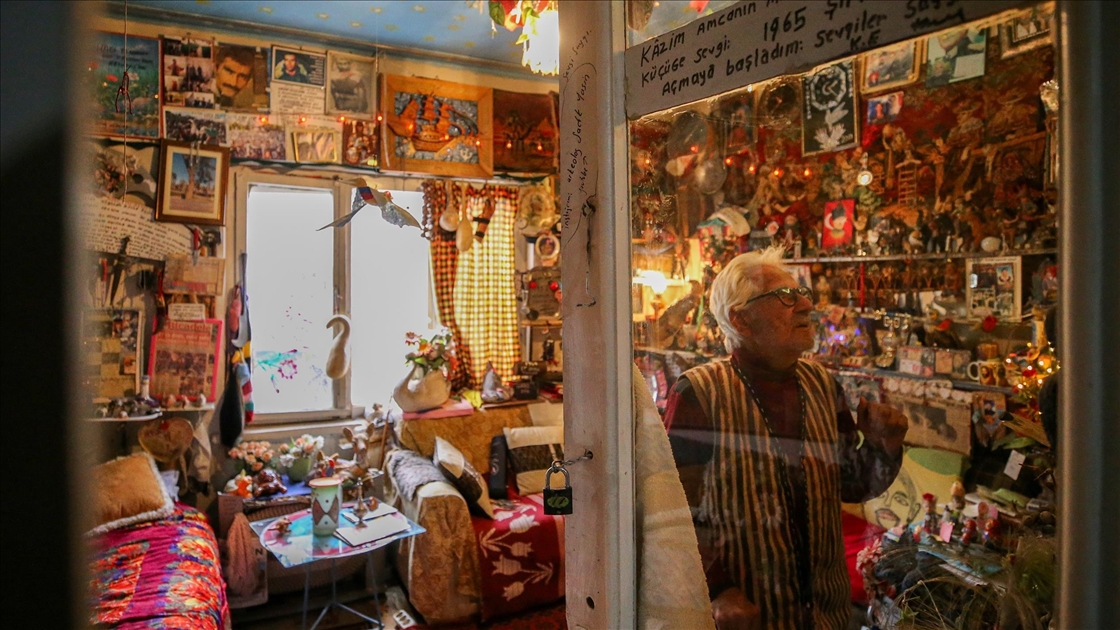 Kazım amca 60 yıllık hediyelikleri ve çeşitli illerden aldığı eşyaları bir odaya sığdırdı