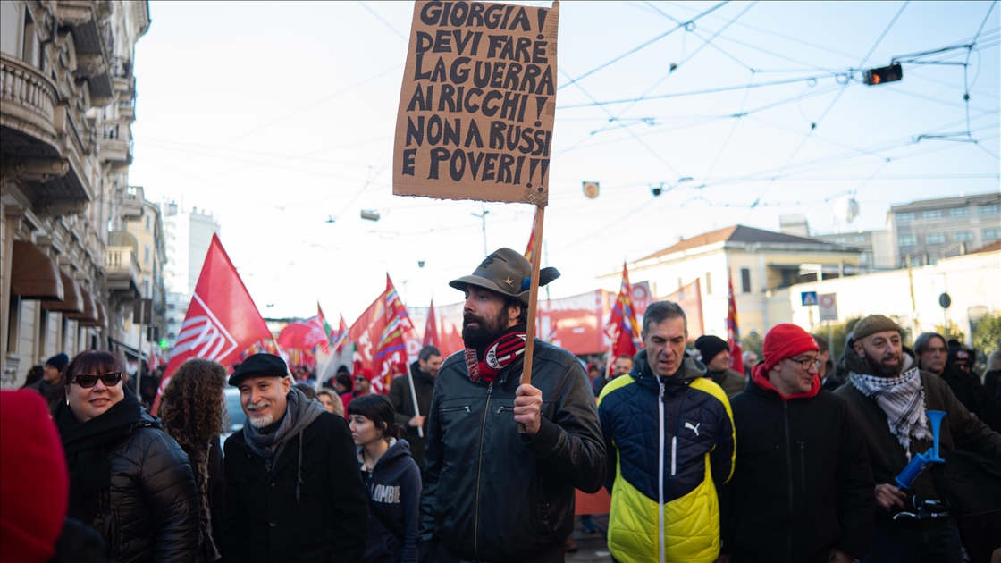 İtalya'da işçiler, hükümetin 2026 bütçe planını protesto için greve gitti