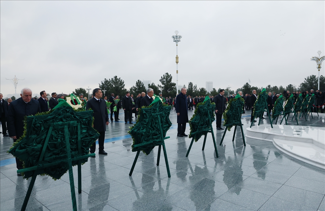 تركمانستان.. أردوغان يشارك بوضع أكاليل الزهور أمام "نصب الحياد"
