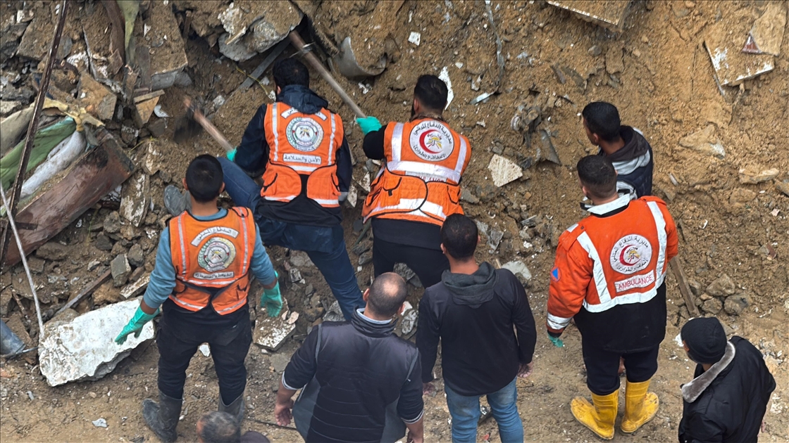 Gazze'de şiddetli yağış nedeniyle çöken binada arama kurtarma çalışmaları sürüyor