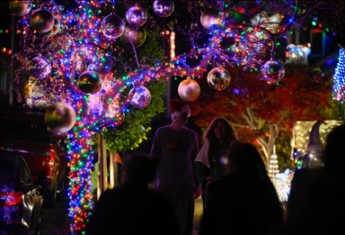 Город Сан-Карлос в Калифорнии украшен на фоне приближающегося Рождества