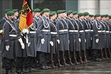 Немецкие солдаты участвуют в официальных церемониях