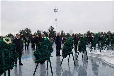 Президент Эрдоган принял участие в церемонии возложения венка к Монументу нейтралитета в Ашхабаде