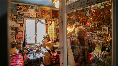 Kazım amca 60 yıllık hediyelikleri ve çeşitli illerden aldığı eşyaları bir odaya sığdırdı