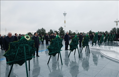 تركمانستان.. أردوغان يشارك بوضع أكاليل الزهور أمام "نصب الحياد"