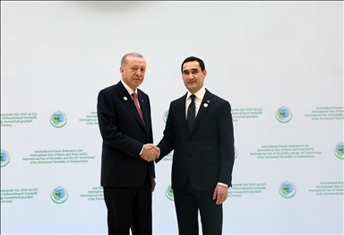 Сердар Бердымухамедов приветствовал Реджепа Эрдогана в Ашхабаде перед форумом мира и доверия