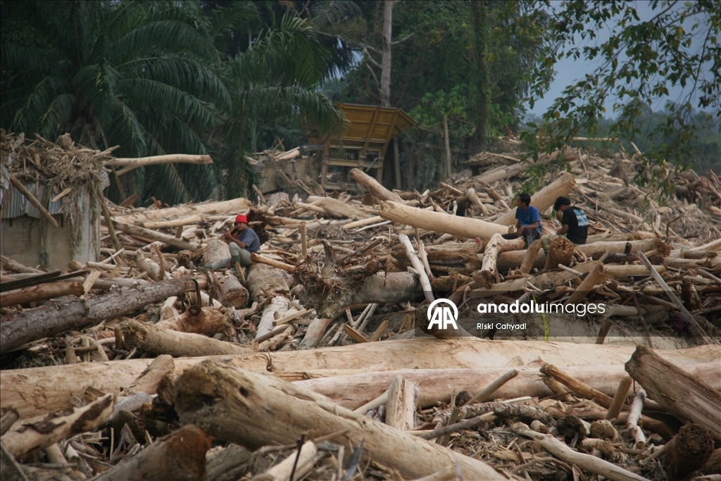 В объективы камер попали последствия наводнений и оползней в Индонезии