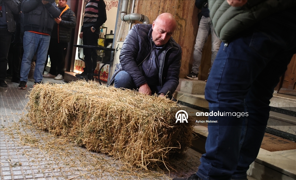 Греческие фермеры провели акцию протеста у офисов депутатов правящей партии