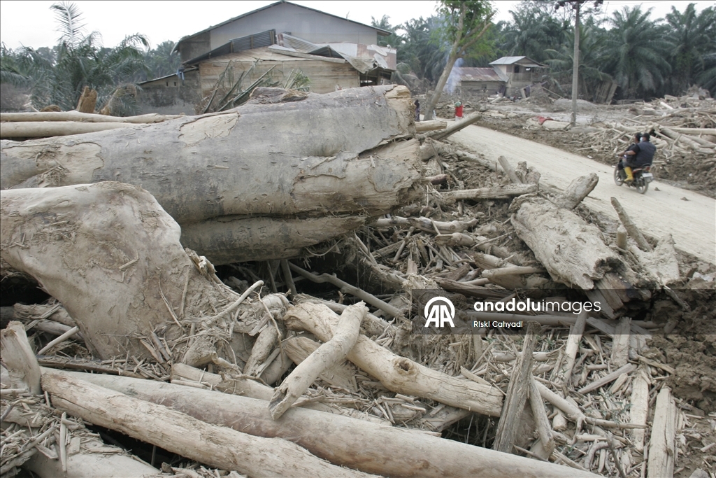 В объективы камер попали последствия наводнений и оползней в Индонезии