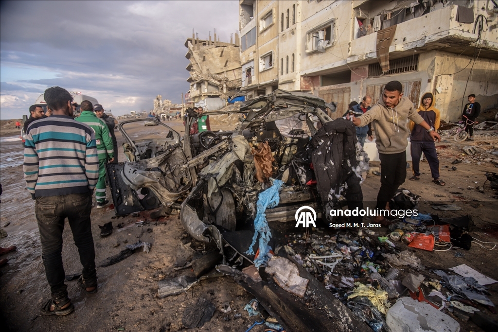  İsrail'in Gazze'de bir araca düzenlediği hava saldırısında 4 Filistinli hayatını kaybetti