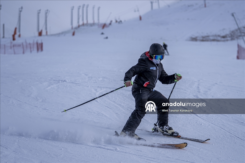 Palandöken Kayak Merkezi'ndeki bazı pistlerde kayak yapılmaya başlandı