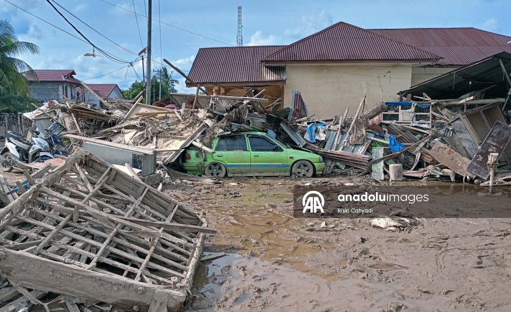 В объективы камер попали последствия наводнений и оползней в Индонезии