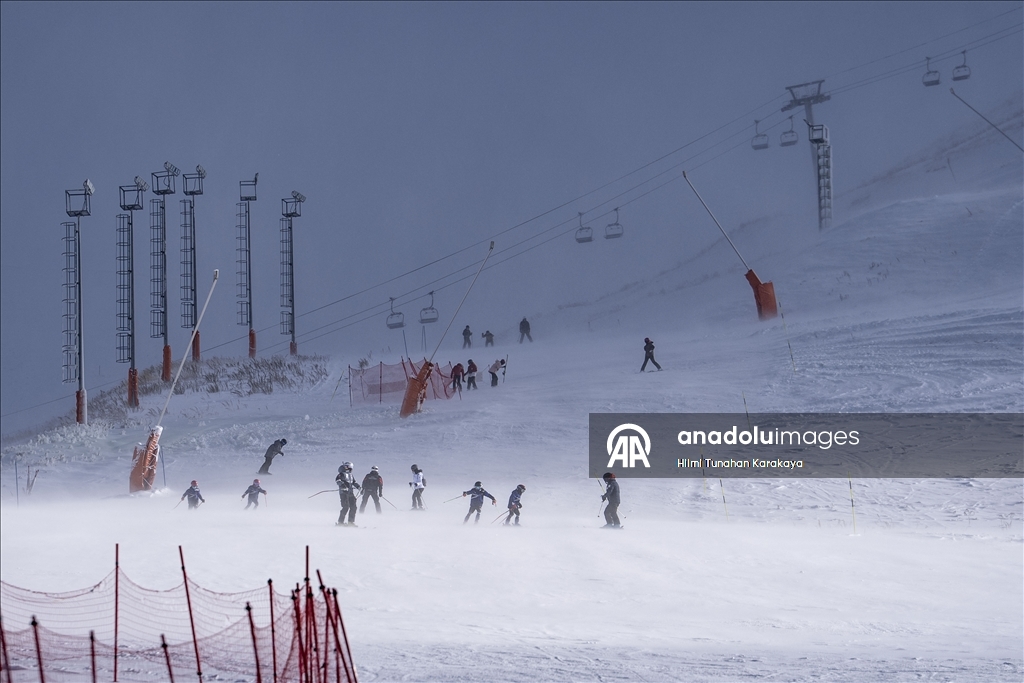 Palandöken Kayak Merkezi'ndeki bazı pistlerde kayak yapılmaya başlandı