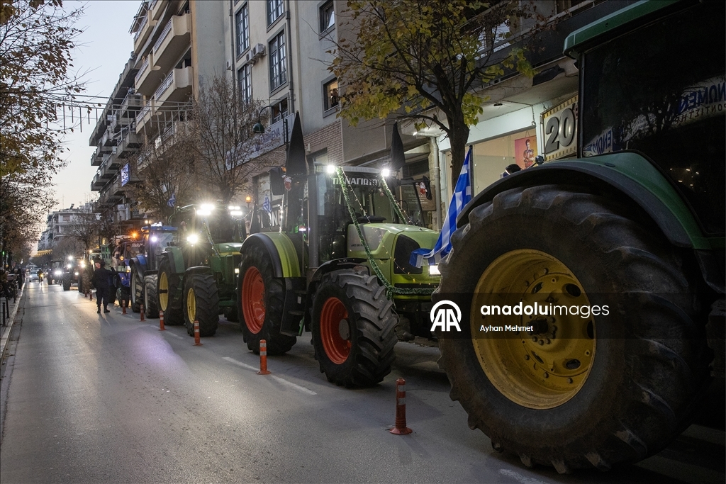 Греческие фермеры провели акцию протеста у офисов депутатов правящей партии