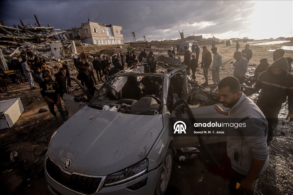  İsrail'in Gazze'de bir araca düzenlediği hava saldırısında 4 Filistinli hayatını kaybetti