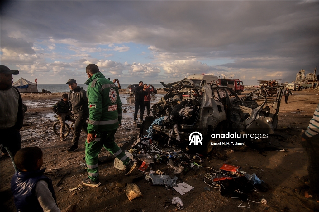  İsrail'in Gazze'de bir araca düzenlediği hava saldırısında 4 Filistinli hayatını kaybetti