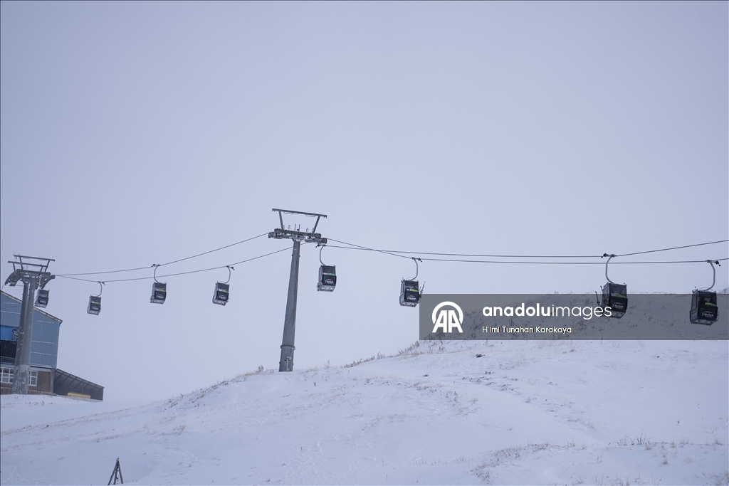 Palandöken Kayak Merkezi'ndeki bazı pistlerde kayak yapılmaya başlandı