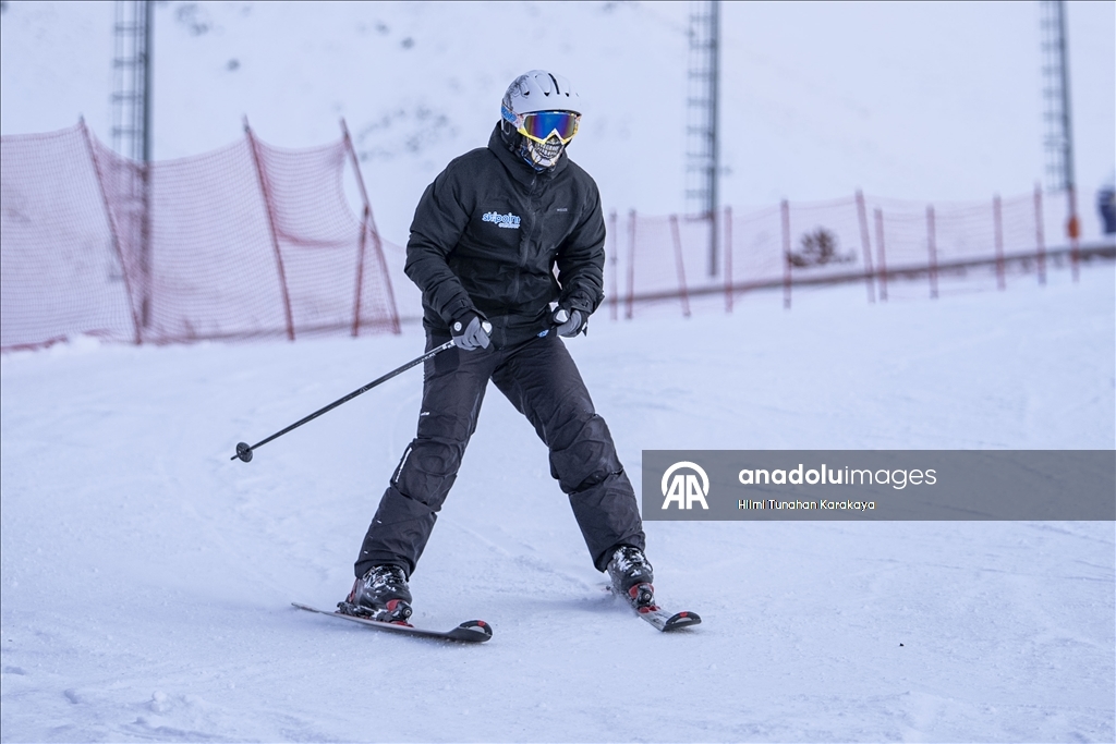 Palandöken Kayak Merkezi'ndeki bazı pistlerde kayak yapılmaya başlandı