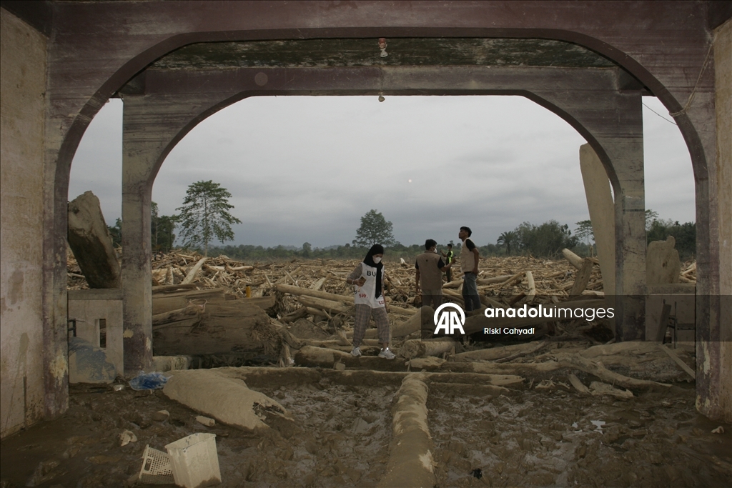 В объективы камер попали последствия наводнений и оползней в Индонезии