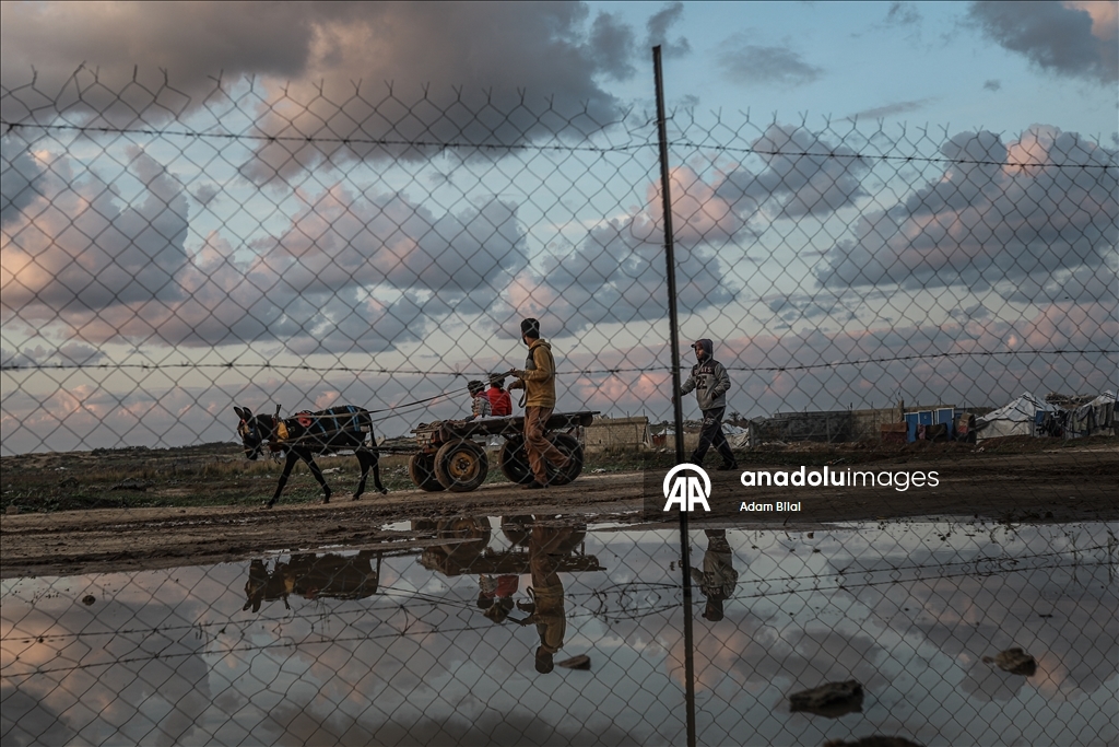 Gazze’de yağışlar yerinden edilenlerin yaşamını zorlaştırdı