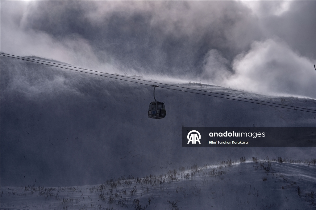 Palandöken Kayak Merkezi'ndeki bazı pistlerde kayak yapılmaya başlandı