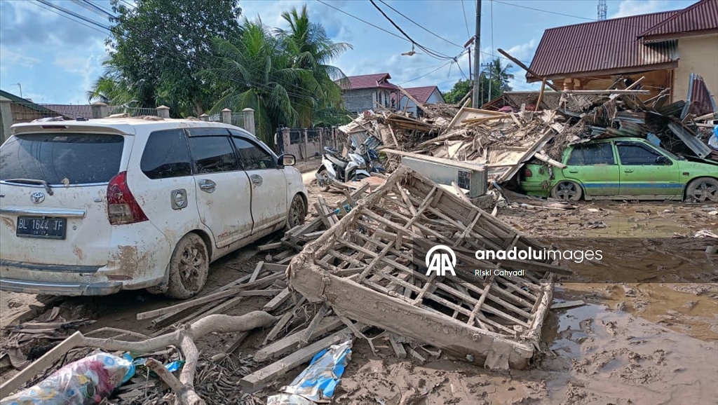 В объективы камер попали последствия наводнений и оползней в Индонезии