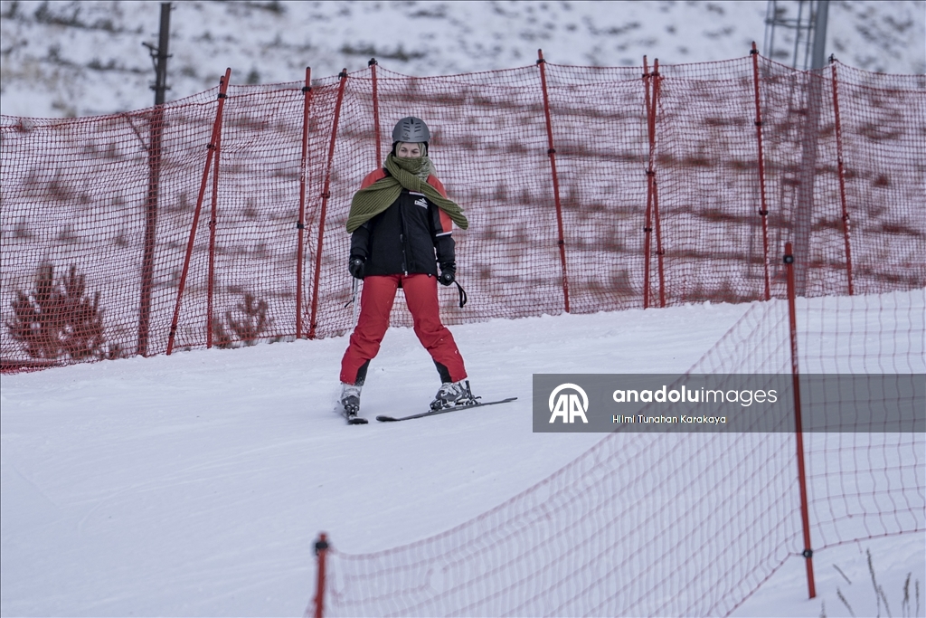 Palandöken Kayak Merkezi'ndeki bazı pistlerde kayak yapılmaya başlandı