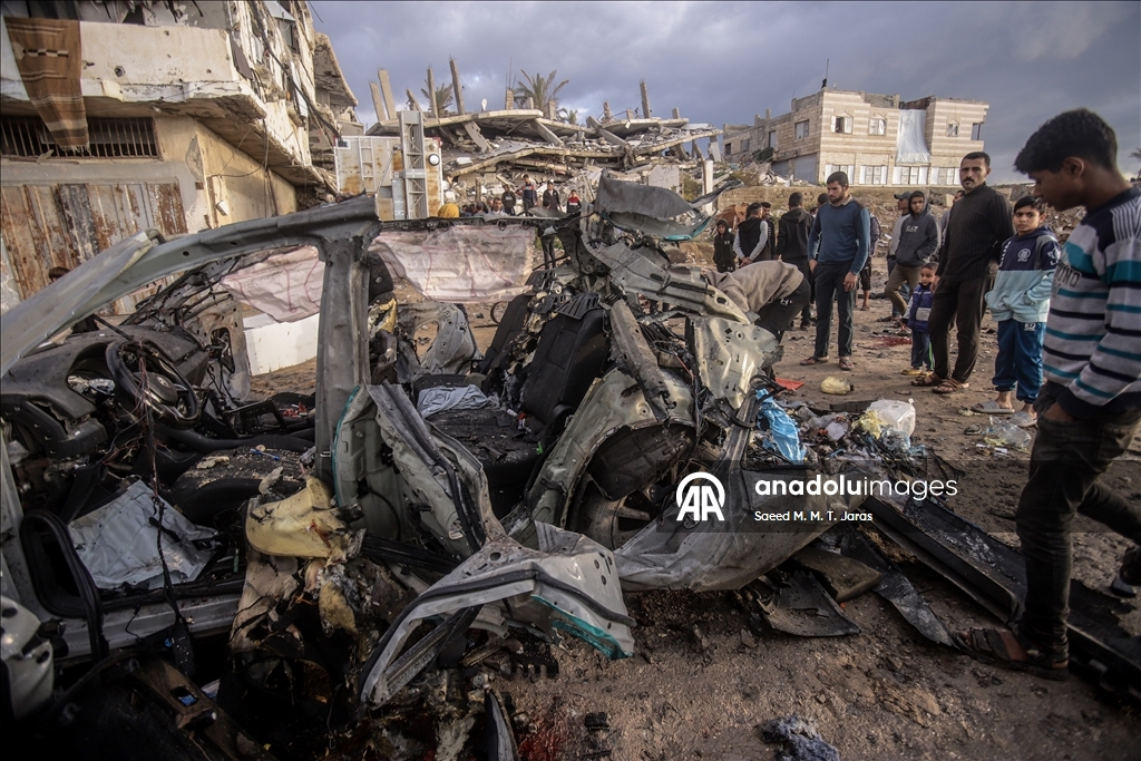  İsrail'in Gazze'de bir araca düzenlediği hava saldırısında 4 Filistinli hayatını kaybetti