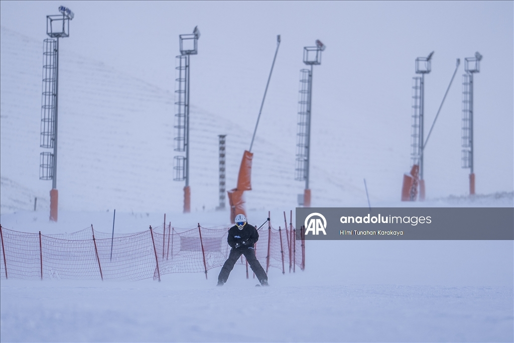 Palandöken Kayak Merkezi'ndeki bazı pistlerde kayak yapılmaya başlandı