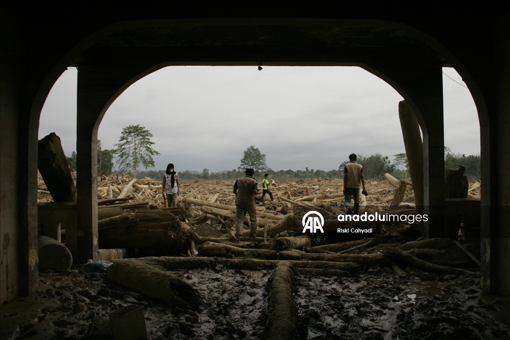 В объективы камер попали последствия наводнений и оползней в Индонезии