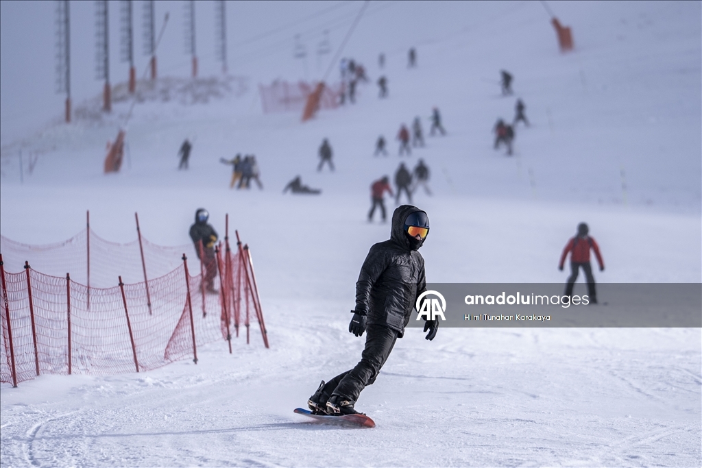 Palandöken Kayak Merkezi'ndeki bazı pistlerde kayak yapılmaya başlandı