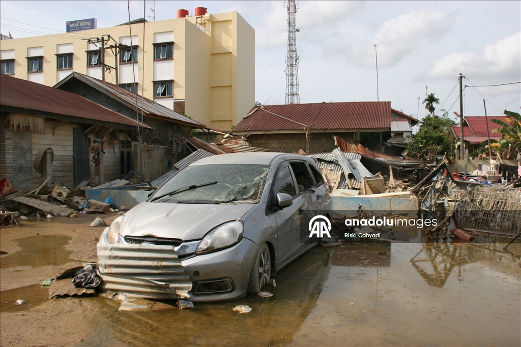 В объективы камер попали последствия наводнений и оползней в Индонезии
